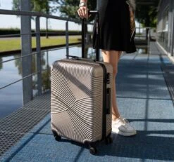 Enrico Benetti Louisville 39040 Driedelige Kofferset Hardcase ABS - Champagne -Bagageopslag 1200x1124 1