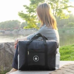 Merkloos Duurzame Reistas Voor Weekendjes Weg - Waterdicht - Met Handige Insteekvakken - Zwart -Bagageopslag 1200x1200 1076