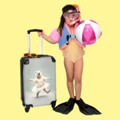 NoBoringSuitcases.com® Koffer - IJsbeer - Rok - Wit - Portret - Dieren - Trolley Op Wieltjes - Reiskoffer - Past Binnen 55x40x20 Cm En 55x35x25 Cm - Fotokoffer -Bagageopslag 1200x1200 151