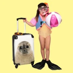 NoBoringSuitcases.com® Koffer - Slak - Helm - Racen - Kinderen - Past Binnen 55x40x20 Cm En 55x35x25 Cm - Handbagage - Trolley - Fotokoffer - Cabin Size - Print -Bagageopslag 1200x1200 199