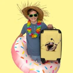 NoBoringSuitcases.com® Koffer - Slak - Helm - Racen - Kinderen - Past Binnen 55x40x20 Cm En 55x35x25 Cm - Handbagage - Trolley - Fotokoffer - Cabin Size - Print -Bagageopslag 1200x1200 200