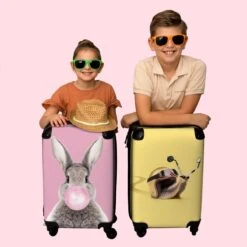 NoBoringSuitcases.com® Koffer - Slak - Helm - Racen - Kinderen - Past Binnen 55x40x20 Cm En 55x35x25 Cm - Handbagage - Trolley - Fotokoffer - Cabin Size - Print -Bagageopslag 1200x1200 201