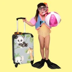 NoBoringSuitcases.com® Koffer - Jungle - Panda - Olifant - Giraffe - Kinderen - Past Binnen 55x40x20 Cm En 55x35x25 Cm - Handbagage - Trolley - Fotokoffer - Cabin Size - Print -Bagageopslag 1200x1200 337