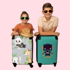 NoBoringSuitcases.com® Koffer - Jungle - Panda - Olifant - Giraffe - Kinderen - Past Binnen 55x40x20 Cm En 55x35x25 Cm - Handbagage - Trolley - Fotokoffer - Cabin Size - Print -Bagageopslag 1200x1200 338