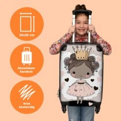 NoBoringSuitcases.com® Kinderkoffer - Trolley Op Wieltjes - Prinses - Hartjes - Kroon - Roze - Meisjes - Koffer Meisje - Past Binnen 55x40x20 Cm En 55x35x25 Cm - Reiskoffer - Fotokoffer -Bagageopslag 1200x1200 381