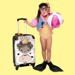 NoBoringSuitcases.com® Kinderkoffer - Trolley Op Wieltjes - Prinses - Hartjes - Kroon - Roze - Meisjes - Koffer Meisje - Past Binnen 55x40x20 Cm En 55x35x25 Cm - Reiskoffer - Fotokoffer -Bagageopslag 1200x1200 384