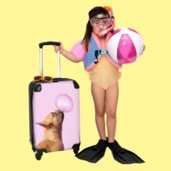 NoBoringSuitcases.com® Kinderkoffer - Hond - Dieren - Kauwgom - Roze - Kinderen - Trolley Kinderen - Past Binnen 55x40x20 Cm En 55x35x25 Cm - Reiskoffer Met Wielen - Koffertje -Bagageopslag 1200x1200 400