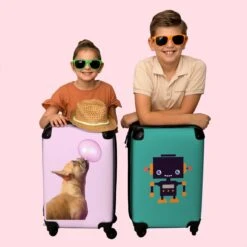 NoBoringSuitcases.com® Kinderkoffer - Hond - Dieren - Kauwgom - Roze - Kinderen - Trolley Kinderen - Past Binnen 55x40x20 Cm En 55x35x25 Cm - Reiskoffer Met Wielen - Koffertje -Bagageopslag 1200x1200 401