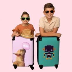 NoBoringSuitcases.com® Kinderkoffer - Hond - Dieren - Kauwgom - Roze - Kinderen - Trolley Kinderen - Past Binnen 55x40x20 Cm En 55x35x25 Cm - Reiskoffer Met Wielen - Koffertje -Bagageopslag 1200x1200 403