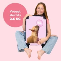 NoBoringSuitcases.com® Kinderkoffer - Hond - Dieren - Kauwgom - Roze - Kinderen - Trolley Kinderen - Past Binnen 55x40x20 Cm En 55x35x25 Cm - Reiskoffer Met Wielen - Koffertje -Bagageopslag 1200x1200 405