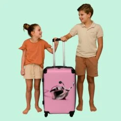 NoBoringSuitcases.com® Koffer Groot - Slak - Roze - Meisjes - Racen - Trolley Koffer Met TSA-slot - Met Wielen - 90 Liter - Reiskoffer - 66 Cm -Bagageopslag 1200x1200 687