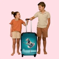 NoBoringSuitcases.com® Koffer Groot - Koe - Ballet - Portret - Blauw - Dieren - Trolley Koffer Met TSA-slot - Met Wielen - 90 Liter - Reiskoffer - 66 Cm 14 NoBoringSuitcases.com® Koffer Groot - Koe - Ballet - Portret - Blauw - Dieren - Trolley Koffer Met TSA-slot - Met Wielen - 90 Liter - Reiskoffer - 66 Cm -Bagageopslag 1200x1200 694
