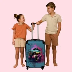 NoBoringSuitcases.com® Koffer Groot - Monstertruck - Verf - Graffiti - Roze - Neon - Trolley Koffer Met TSA-slot - Met Wielen - 90 Liter - Reiskoffer - 66 Cm -Bagageopslag 1200x1200 708
