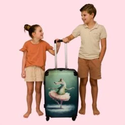 NoBoringSuitcases.com® Koffer Groot - Krokodil - Kroon - Goud - Ballet - Portret - Trolley Koffer Met TSA-slot - Met Wielen - 90 Liter - Reiskoffer - 66 Cm 14 NoBoringSuitcases.com® Koffer Groot - Krokodil - Kroon - Goud - Ballet - Portret - Trolley Koffer Met TSA-slot - Met Wielen - 90 Liter - Reiskoffer - 66 Cm -Bagageopslag 1200x1200 729