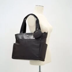 Guess Reistas / Weekendtas - 32 X 44 X 7 Cm - 10 Liter - Eco Gemma - Zwart 17 Guess Reistas / Weekendtas - 32 X 44 X 7 Cm - 10 Liter - Eco Gemma - Zwart -Bagageopslag 1200x1200 921