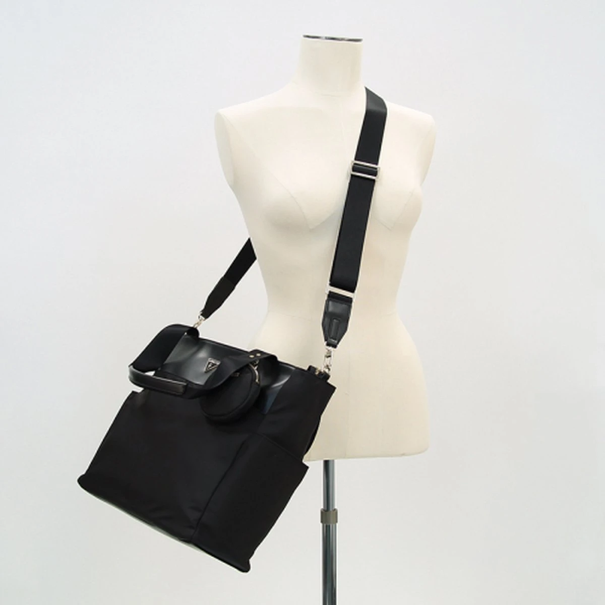 Guess Reistas / Weekendtas - 32 X 44 X 7 Cm - 10 Liter - Eco Gemma - Zwart 10 Guess Reistas / Weekendtas - 32 X 44 X 7 Cm - 10 Liter - Eco Gemma - Zwart - Afbeelding 10