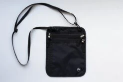 Groene Berg Nektasje - Reistas - Paspoorthouder Met RFID Blokkering - Reisportemonnee - Zwart -Bagageopslag 1200x800 81