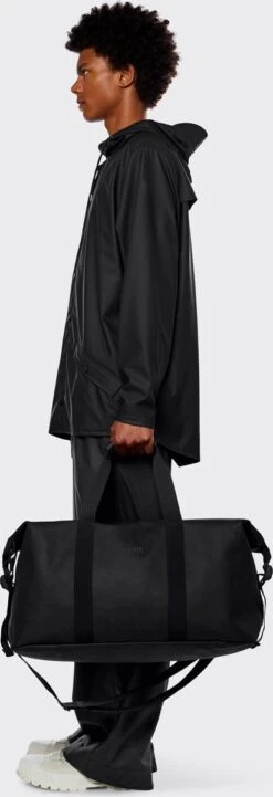 Rains Weekendtas 37 Liter - Zwart -Bagageopslag 411x1200 3