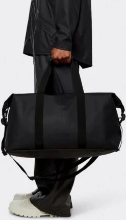 Rains Weekendtas 37 Liter - Zwart -Bagageopslag 688x1200 2