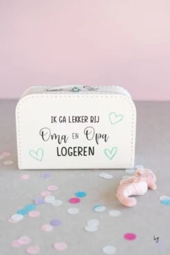 Merkloos ByMi |Koffertje Ik Ga Lekker Logeren Bij Opa En Oma| Aankondiging| Zwangerschap| Kraam Cadeau| Zwanger| Gepersonaliseerd -Bagageopslag 801x1200 5