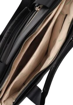 Guess Reistas / Weekendtas - 32 X 44 X 7 Cm - 10 Liter - Eco Gemma - Zwart 13 Guess Reistas / Weekendtas - 32 X 44 X 7 Cm - 10 Liter - Eco Gemma - Zwart -Bagageopslag 840x1200 1